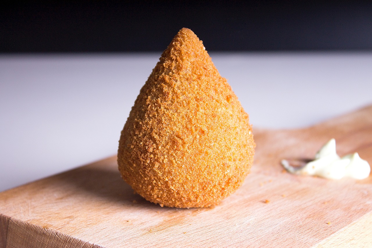 Receitas com frango desfiado: 13 opções baratas coxinha de frango