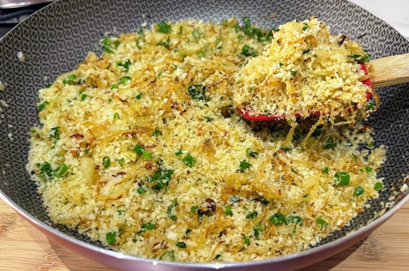 Farofa de cebola crocante: como fazer, receita simples Como fazer farofa de cebola crocante e caramelizada