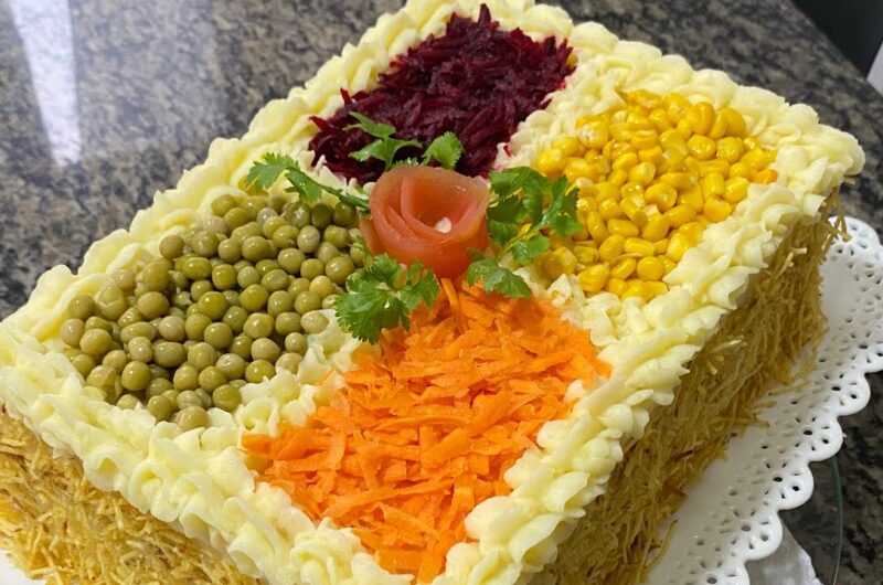 Receita de torta salgada de pão de forma decorada