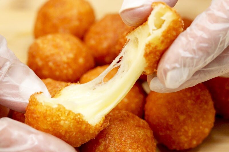 Bolinha de queijo: receita simples e como fazer Como fazer bolinha de queijo com 3 ingredientes