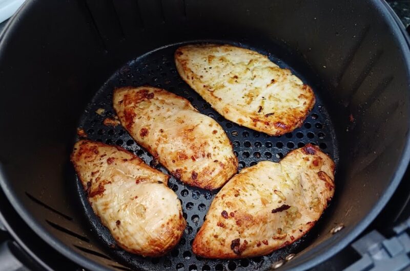 Filé de frango na airfryer: como fazer, receita simples Como fazer filé de frango na airfryer simples e fácil