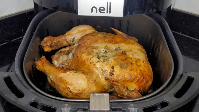 Frango inteiro na airfryer suculento: como fazer Como fazer frango inteiro na airfryer tempo e temperatura certa