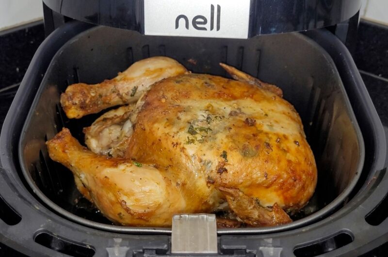 Como fazer frango inteiro na airfryer: tempo e temperatura certa