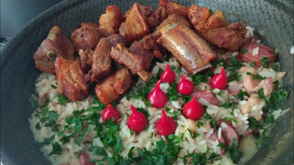 Comidas típicas do Sudeste Comidas tipicas do Sudeste Costelinha de porco com arroz e feijao