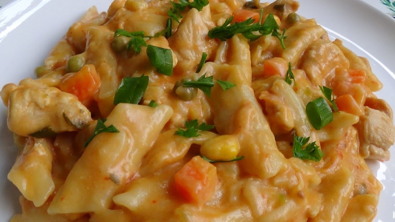 Receitas com frango desfiado: 13 opções baratas Receita de macarrao de panela de pressao com frango