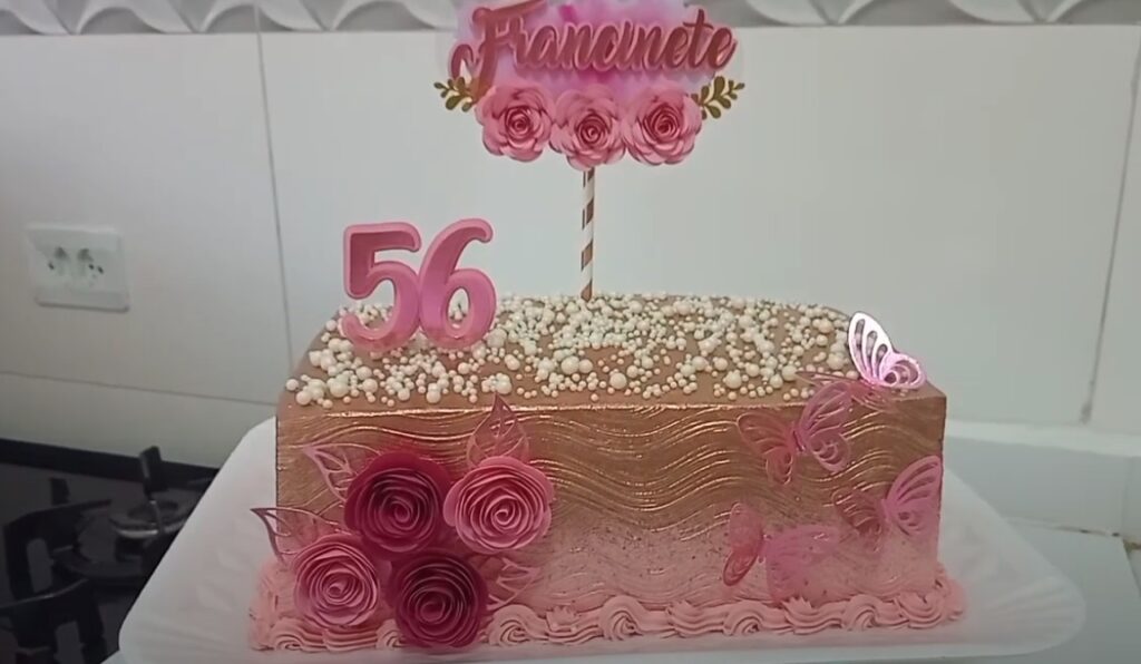 Bolo quadrado feminino com topper