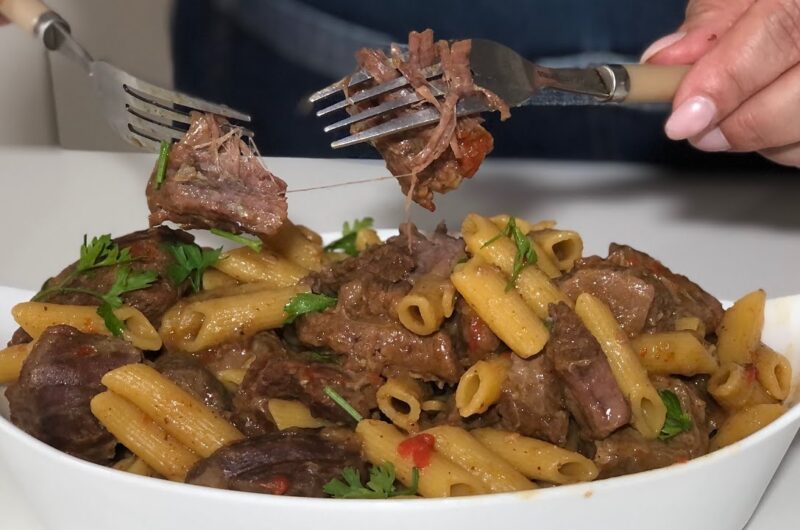 Como fazer macarrão com carne de panela