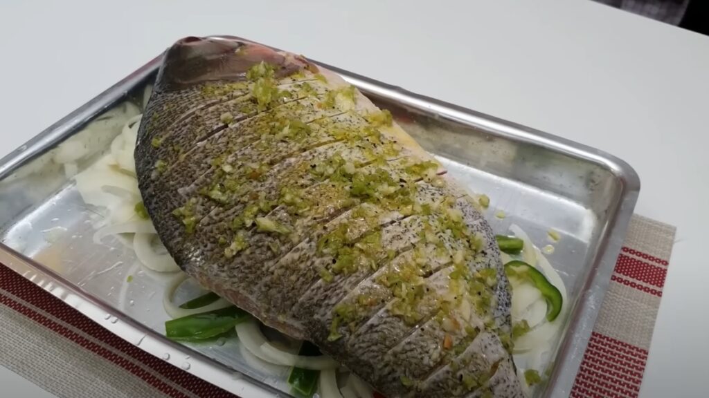 Como temperar peixe assado