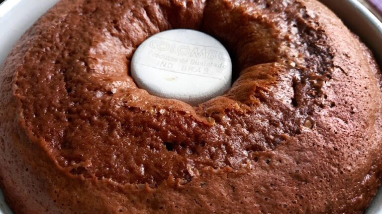 Bolo simples de chocolate fofinho: como fazer Receita de bolo simples de chocolate fofinho e facil