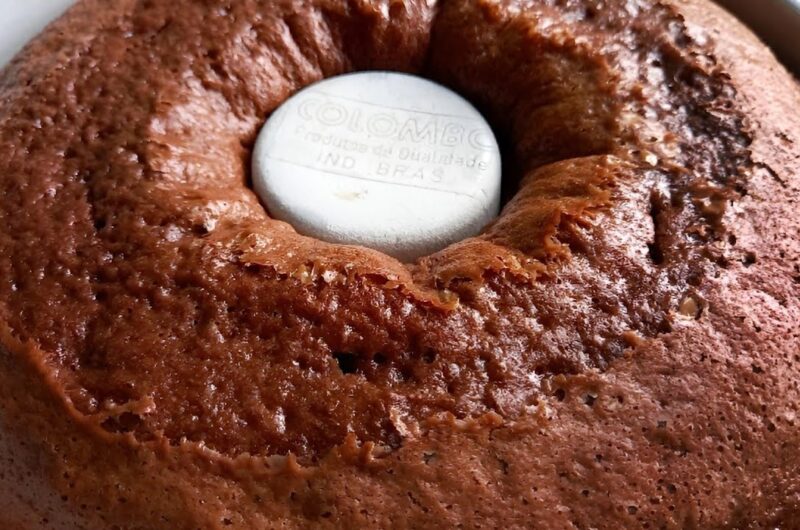 Receita de bolo simples de chocolate fofinho e fácil