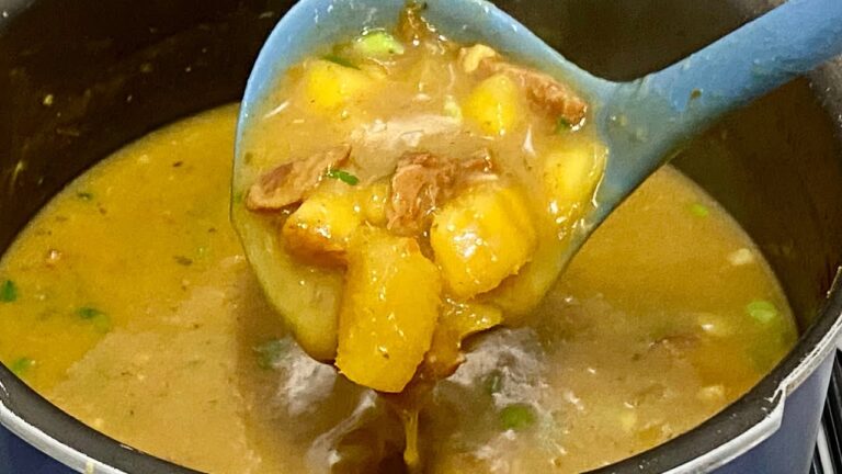 Como fazer sopa de mandioca simples e saborosa