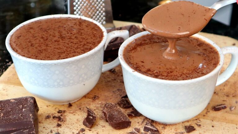 Chocolate quente: como que faz? receita simples Como fazer chocolate quente simples e cremoso