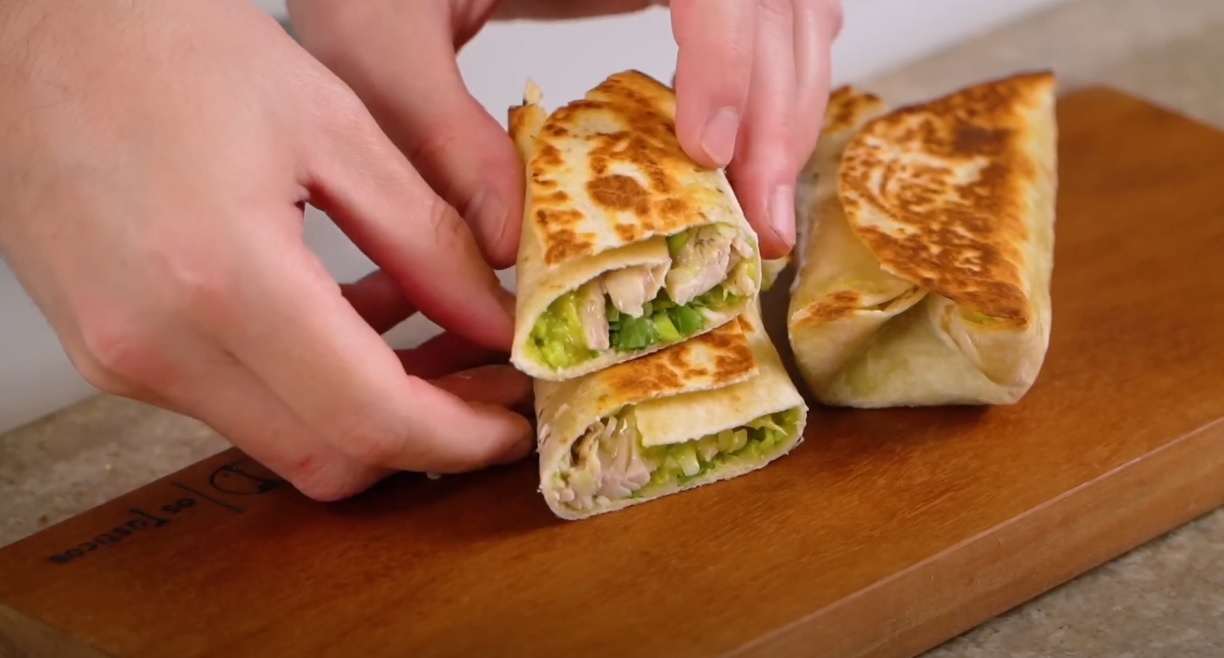 Receitas com frango desfiado: 13 opções baratas Como fazer wrap de frango rapido e facil