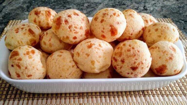 Pão de queijo: receita tradicional, como fazer Receita do pao de queijo mineiro tradicional liquidificador