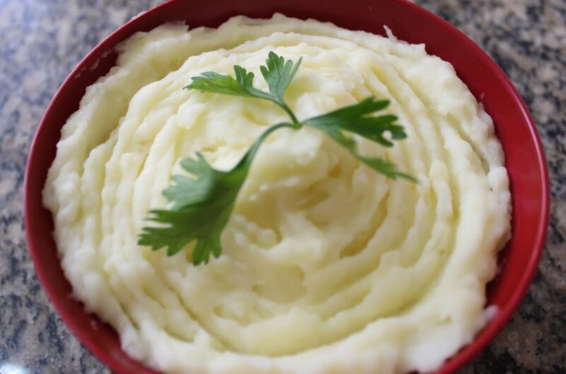 Purê de batata: como fazer, receita simples Como fazer purê de batata simples com 3 batatas
