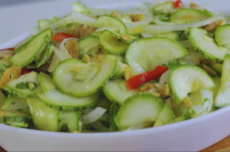 Como fazer salada de abobrinha crua