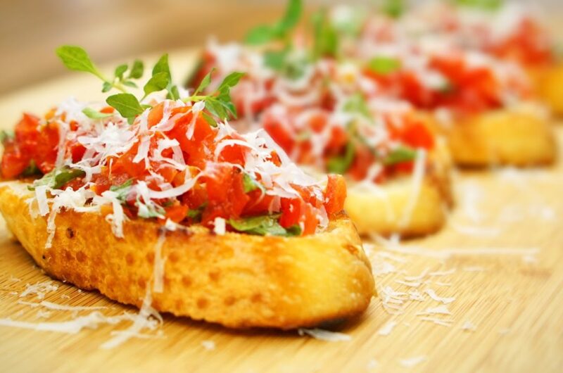 Como fazer Bruschetta de tomate simples Receita de Bruschetta Simples e Tradicional