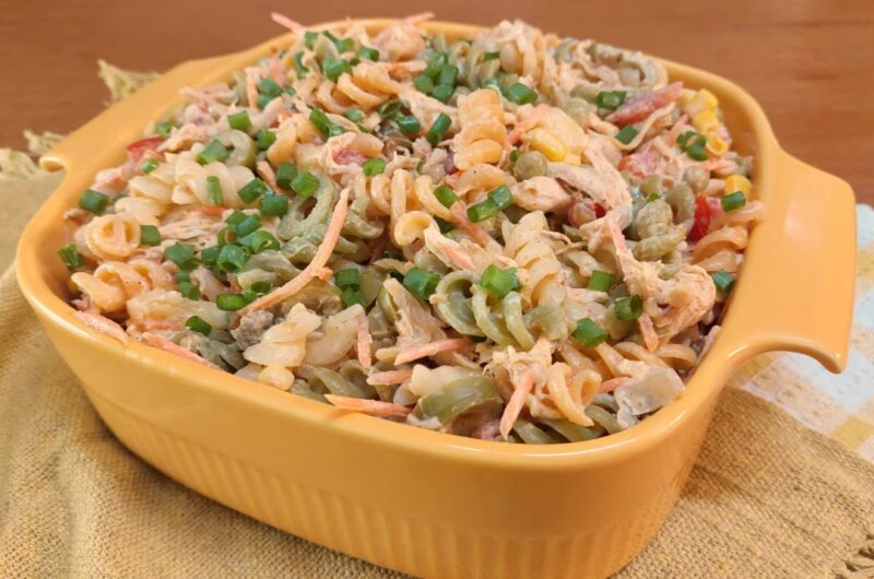 Receita de Salada de Macarrão parafuso com frango