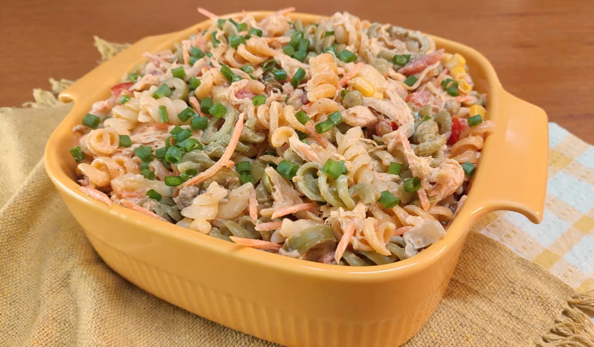 Receitas com frango desfiado: 13 opções baratas Receita de Salada de Macarrao parafuso com frango