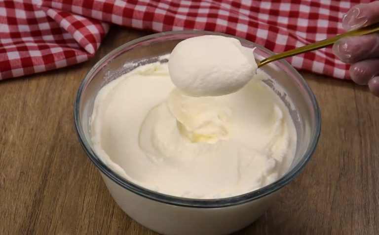 Receita de Chantilly Caseiro com 3 ingredientes Como fazer um Chantilly Caseiro com 3 ingredientes
