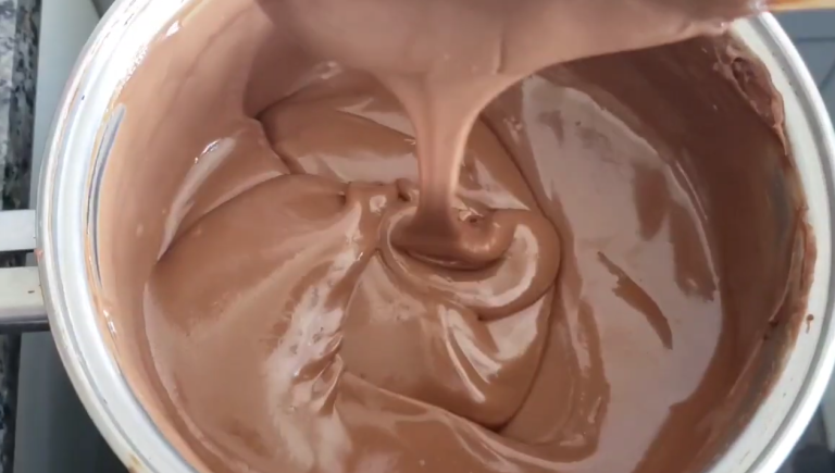 Como fazer ganache de chocolate para cobertura