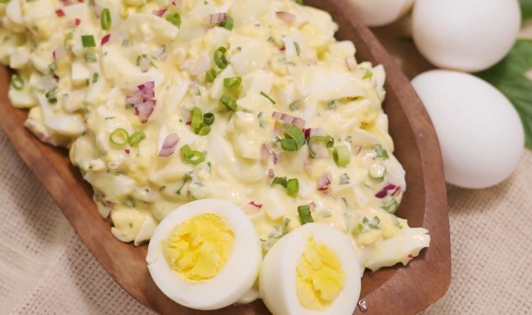 Salada de ovos: como fazer, receita simples Como fazer salada de ovos cozidos simples