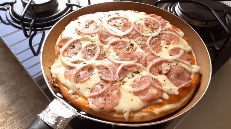 Como fazer Pizza de frigideira simples e facil