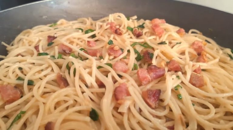 Receita de macarrão alho e óleo com bacon Como fazer macarrao alho e oleo cremoso e simples