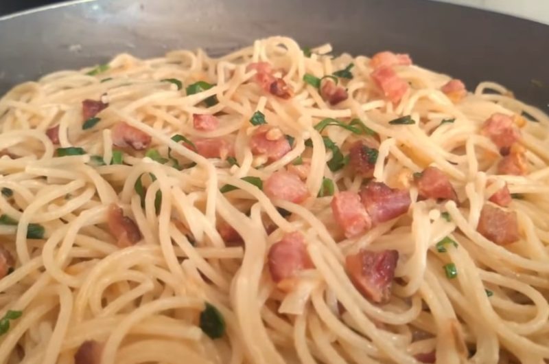 Receita de macarrão alho e óleo com bacon Como fazer macarrão alho e óleo cremoso e simples