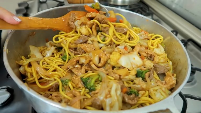 Yakisoba: receita simples e como fazer Como fazer yakisoba receita tradicional