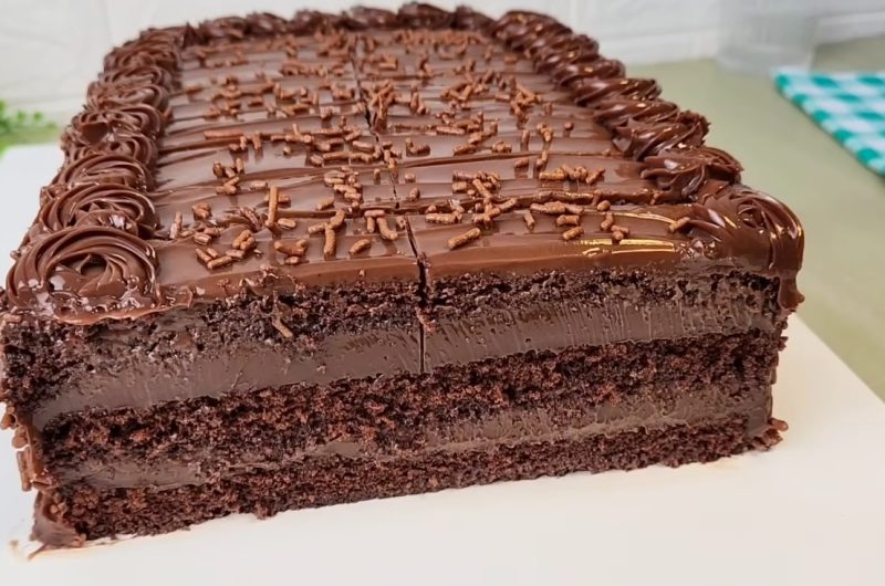 Bolo de brigadeiro: receita e como fazer Receita de Bolo de Brigadeiro simples